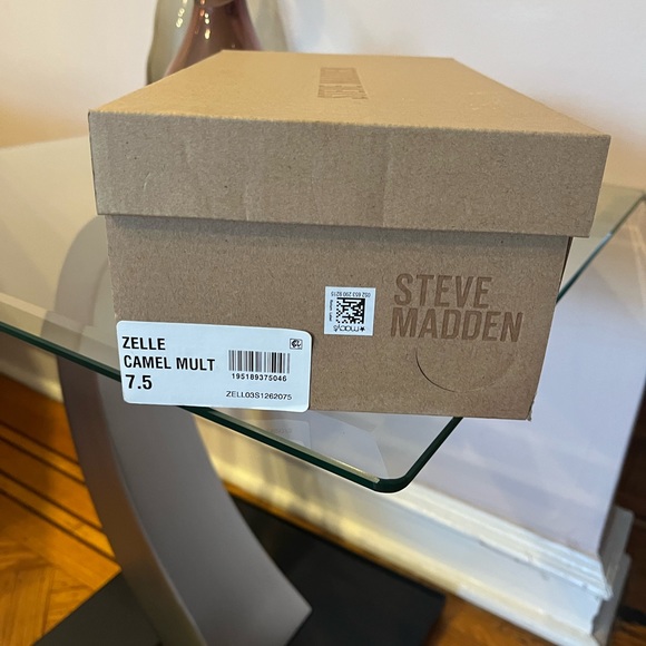 Steve Madden open toe shoes size 7.5 with a 4 inch heel. - Picture 4 of 7